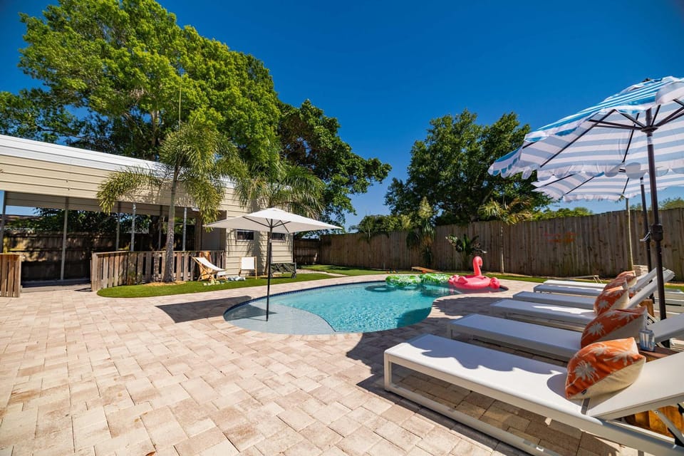 Putt Putt Huge Pool Fire Pit BBQ House in Bradenton