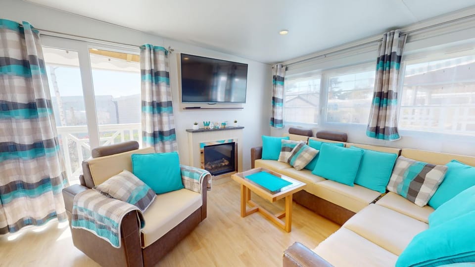 Communal lounge/ TV room, Living room