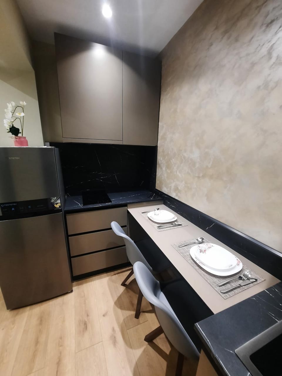 Kitchen or kitchenette, Dining area