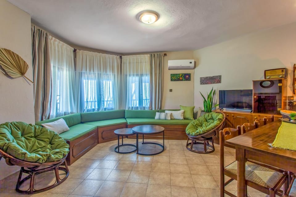 Communal lounge/ TV room, TV and multimedia, Living room, Seating area