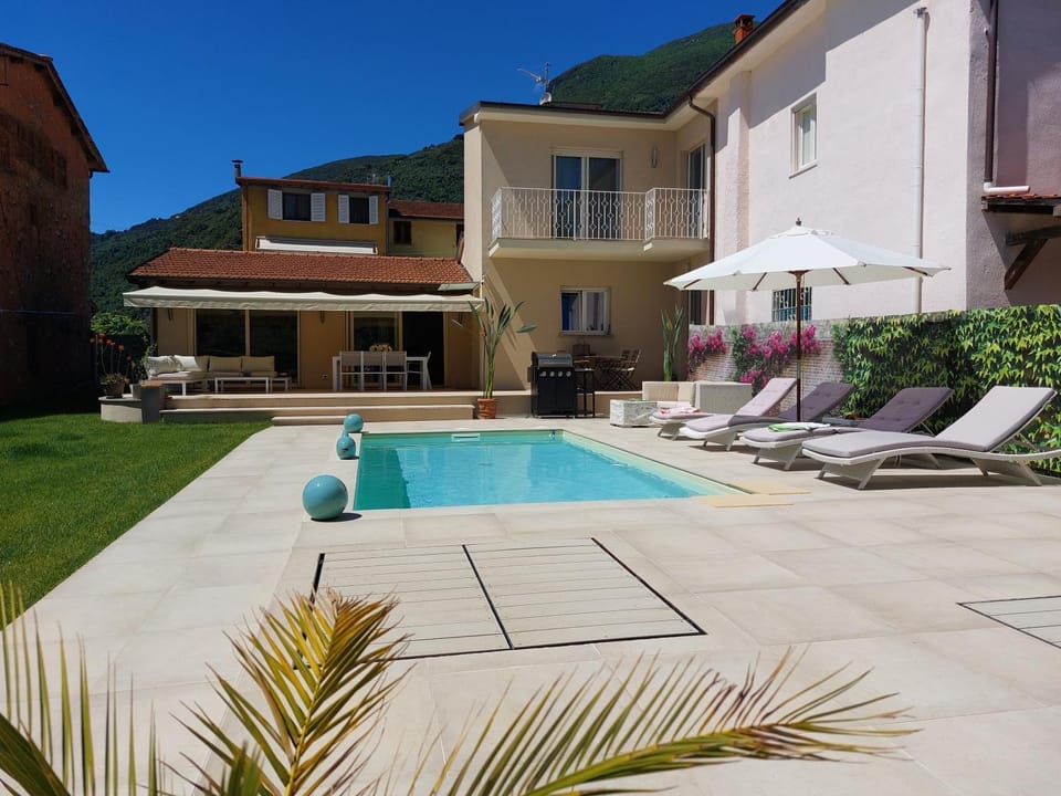 Property building, Patio, Pool view, Swimming pool, Swimming pool, sunbed