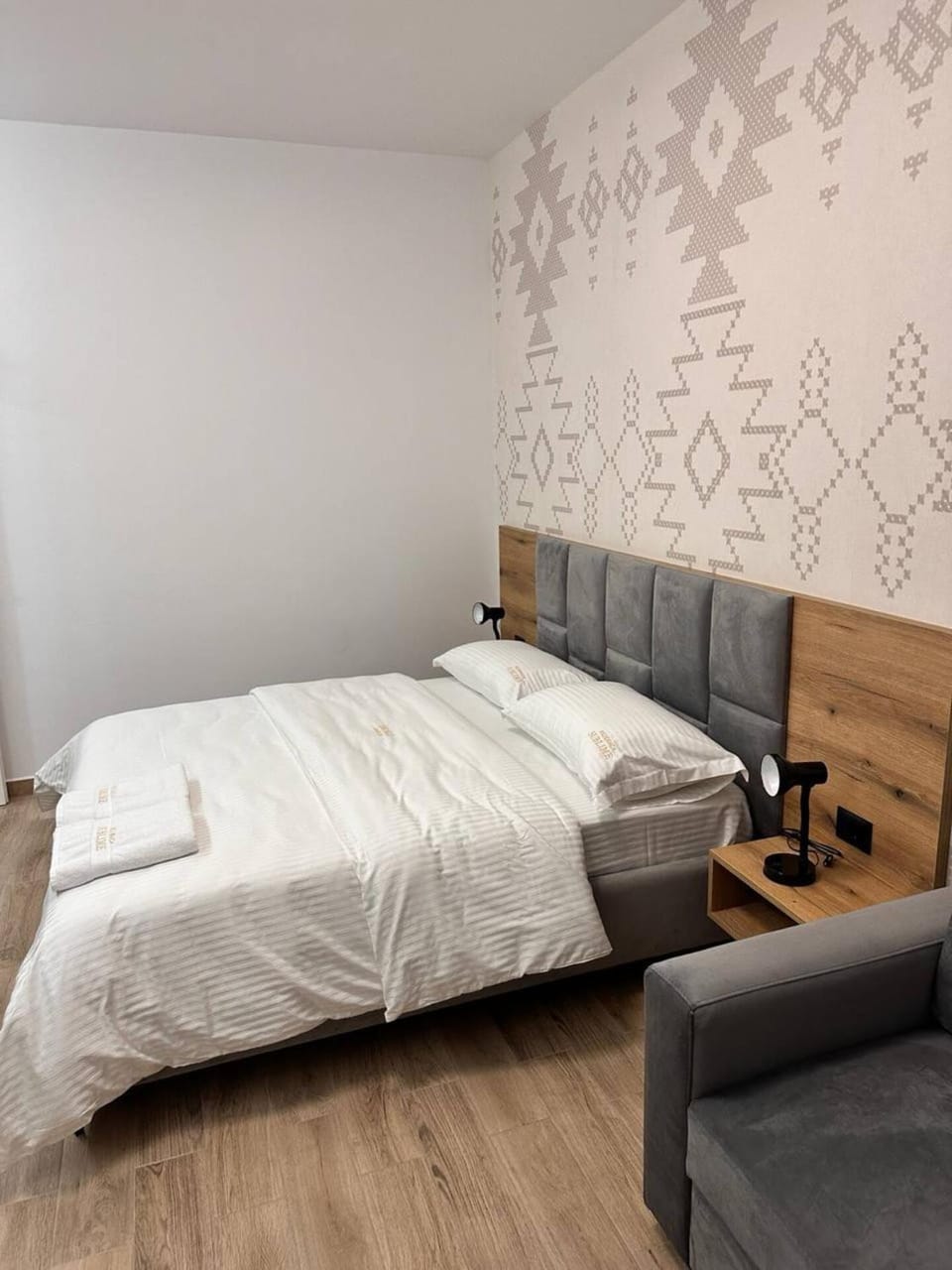 Bed, Living room, Photo of the whole room, Seating area, Bedroom