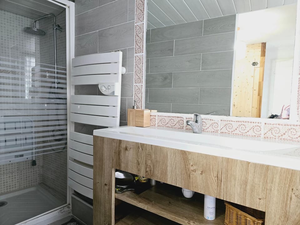 Shower, towels