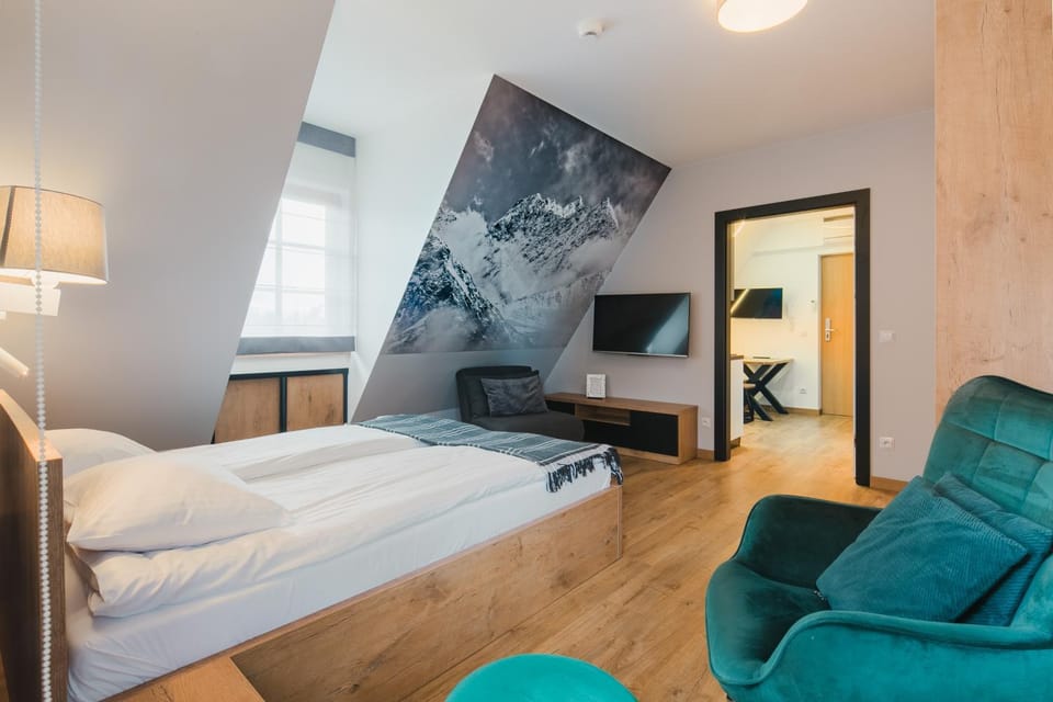 Bed, TV and multimedia, Photo of the whole room, Bedroom