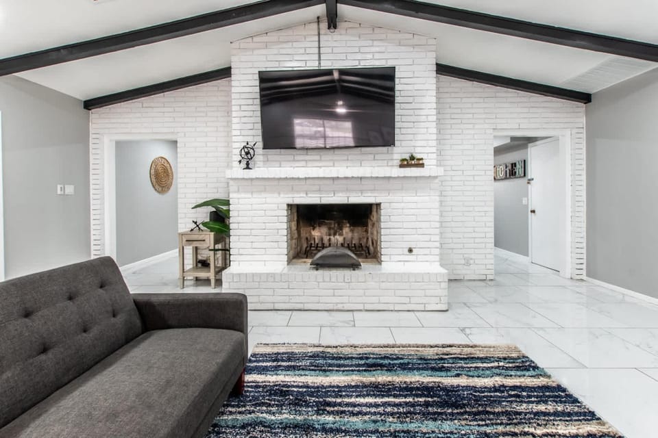 Contemporary Coastal Oasis Awaits House in Nueces County
