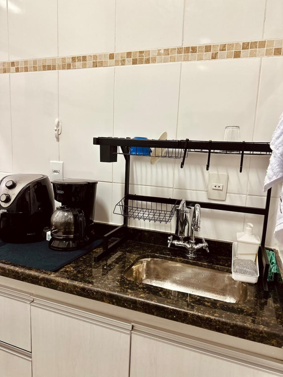 Coffee/tea facilities, Kitchen or kitchenette, stove