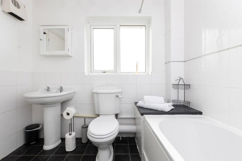 Beautiful House by Station with Private Parking House in Cambridge