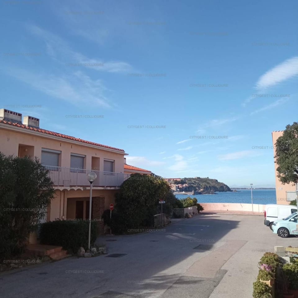 Property building, Sea view, Parking