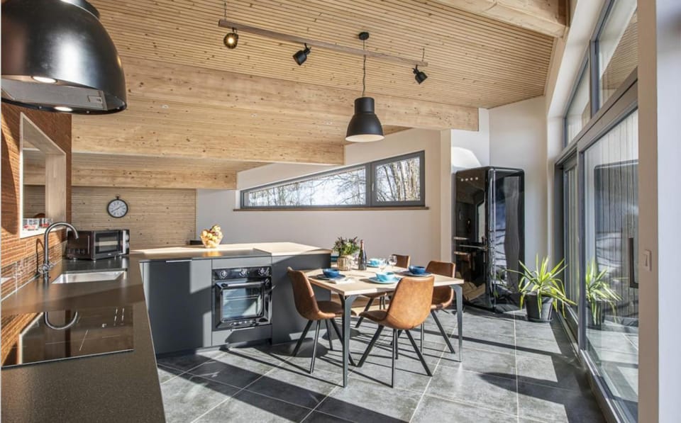 Kitchen or kitchenette, Dining area, minibar, pet friendly, stove
