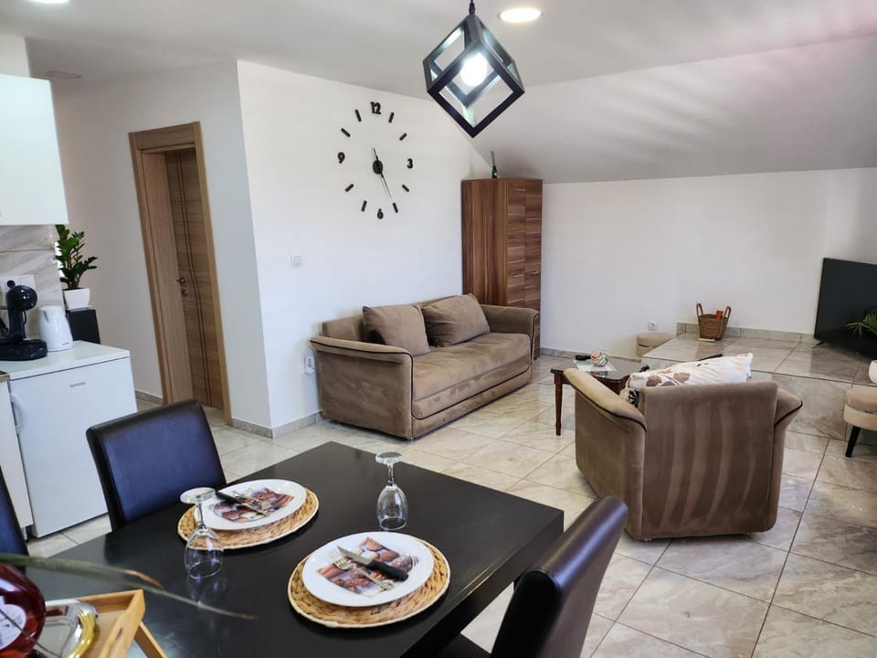 Communal lounge/ TV room, Kitchen or kitchenette, Living room, Seating area, Dining area, Evening entertainment