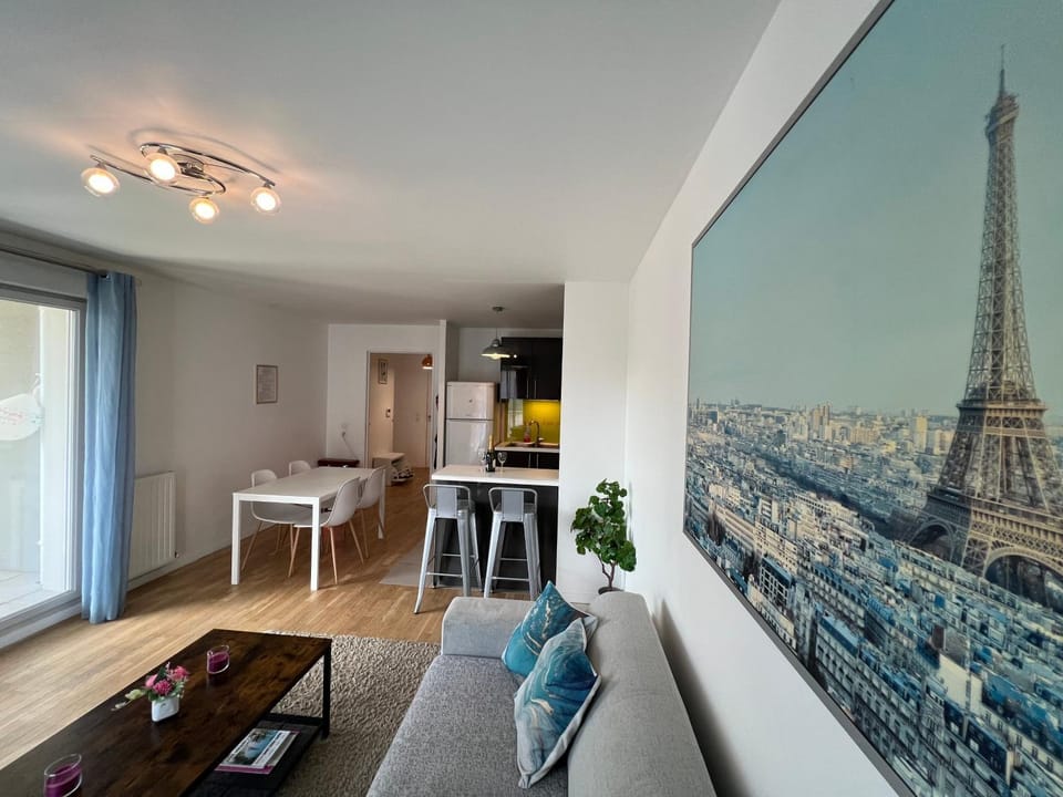 Lumière Parisienne Spacious 2BR Apartment with Terrace Free Parking Near Metro Line 13 Apartment in Montrouge