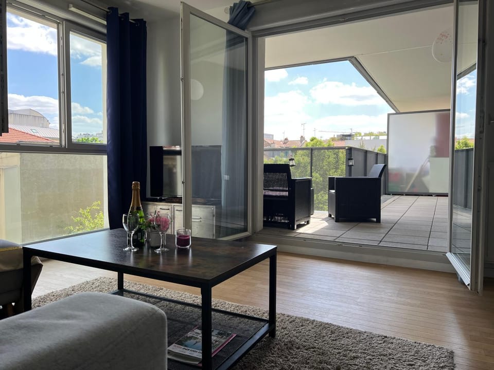 Lumière Parisienne Spacious 2BR Apartment with Terrace Free Parking Near Metro Line 13 Apartment in Montrouge