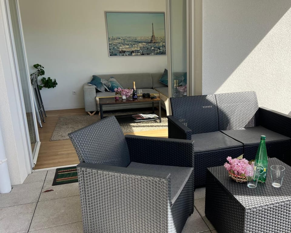 Lumière Parisienne Spacious 2BR Apartment with Terrace Free Parking Near Metro Line 13 Apartment in Montrouge