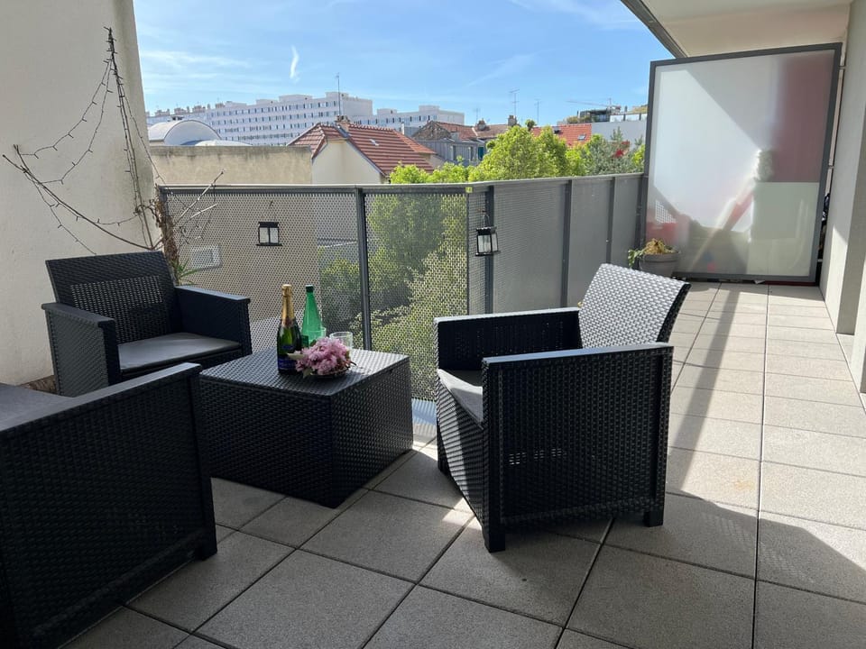 Lumière Parisienne Spacious 2BR Apartment with Terrace Free Parking Near Metro Line 13 Apartment in Montrouge