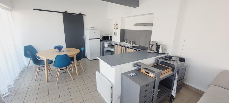 Kitchen or kitchenette, Dining area