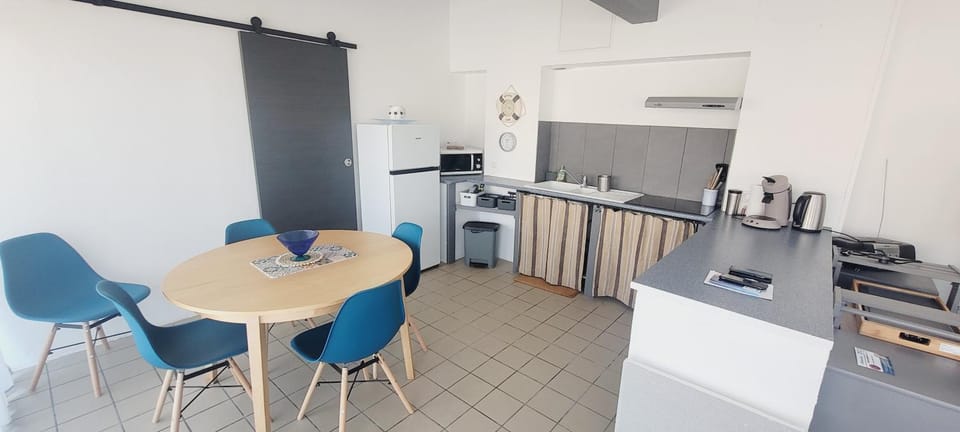Kitchen or kitchenette, Dining area