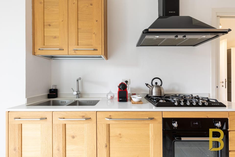 Coffee/tea facilities, Dining area, oven, stove, kitchen