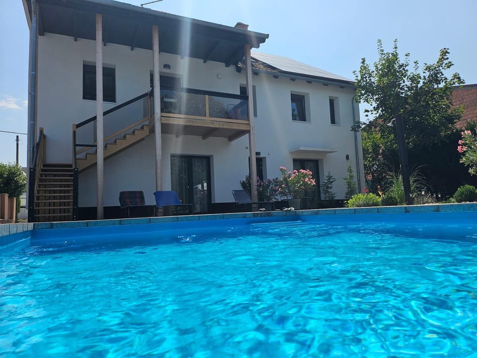 Patio, Swimming pool, sunbed