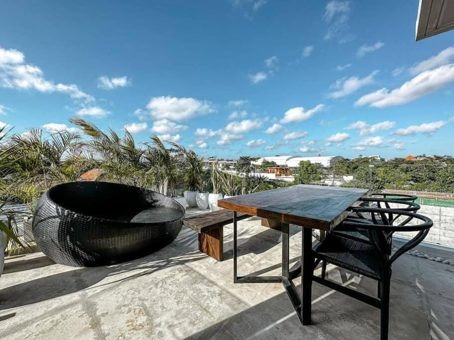 Villa Nakula - Designer Canggu 3 Level Villa ONLY 5 mins to Beach Villa in North Kuta