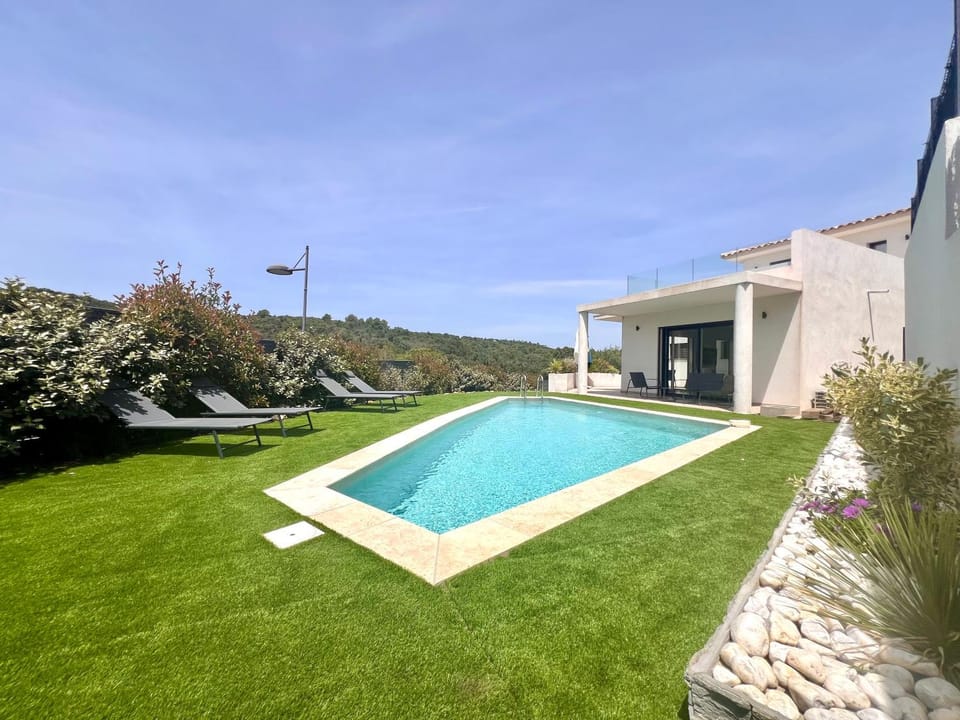 Villa contemporaine bord de mer Saint Aygulf Villa in Roquebrune-sur-Argens