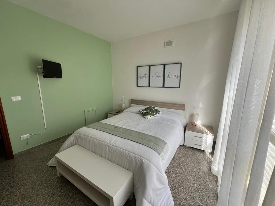 Bed, TV and multimedia, Photo of the whole room, Bedroom