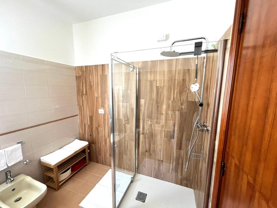 Shower, Toilet, Bathroom, bidet, towels