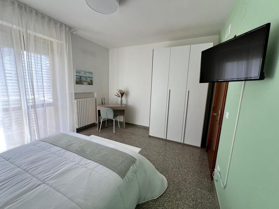 Bed, TV and multimedia, Photo of the whole room, Bedroom, hair dresser, wardrobe