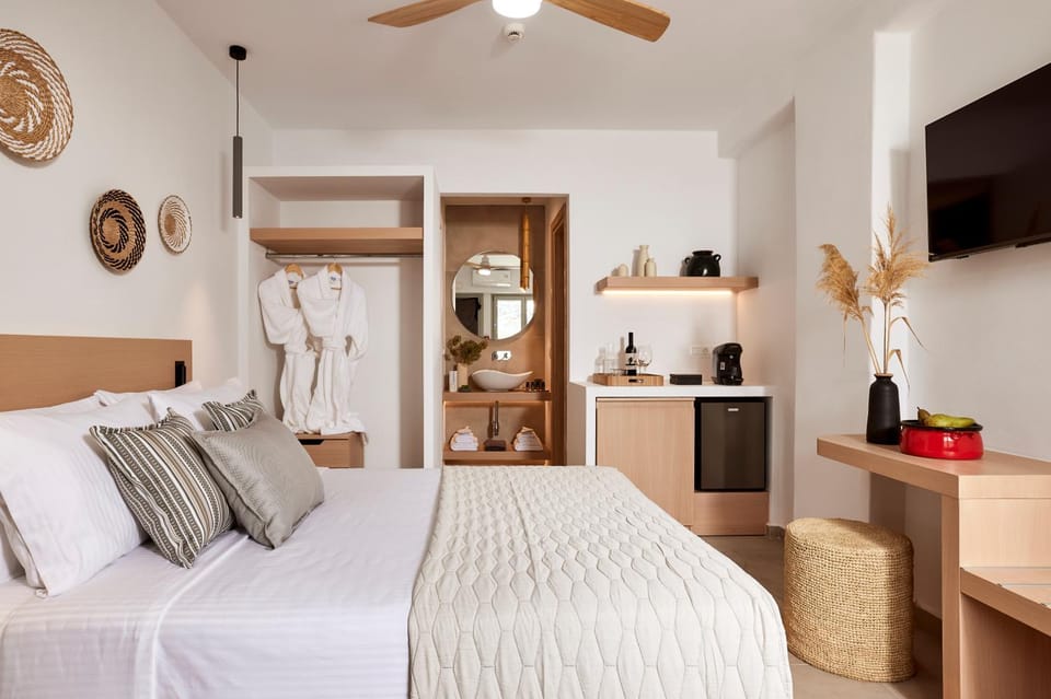 Bed, TV and multimedia, Photo of the whole room, Bedroom, fireplace