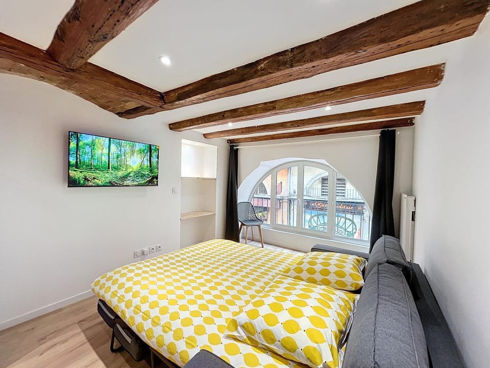 Bed, TV and multimedia, Living room