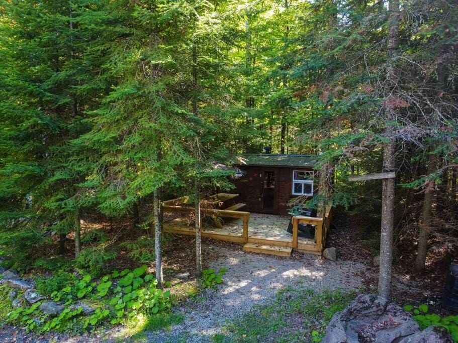 The Hidden Porch at Sir Sam's (hot tub & sauna) House in Dysart and Others