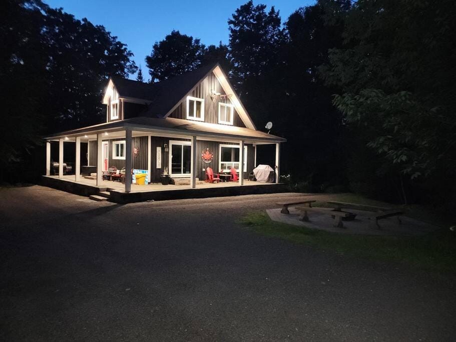 The Hidden Porch at Sir Sam's (hot tub & sauna) House in Dysart and Others