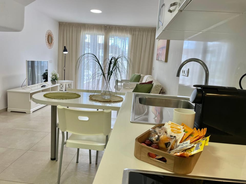 Kitchen or kitchenette, Dining area, stove