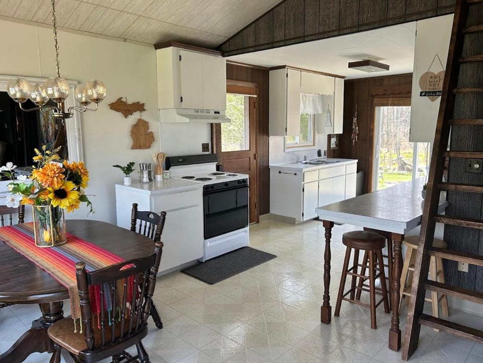 Lakeside Loft - Walk to Lighthouse County Park House in Michigan