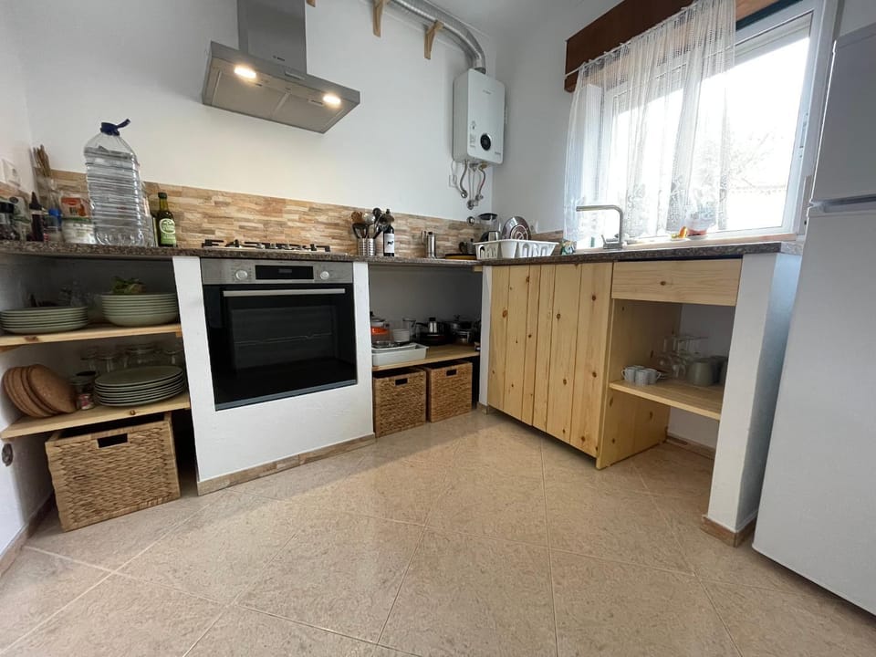 Coffee/tea facilities, Kitchen or kitchenette, Communal kitchen, oven, stove, toaster, kitchen