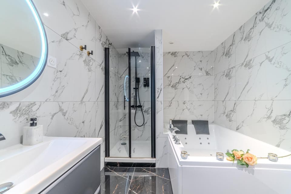 Shower, Hot Tub, Bathroom