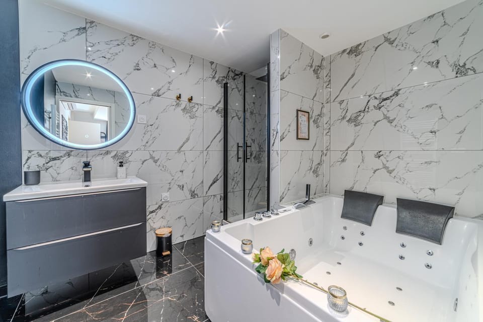 Shower, Hot Tub, Bathroom
