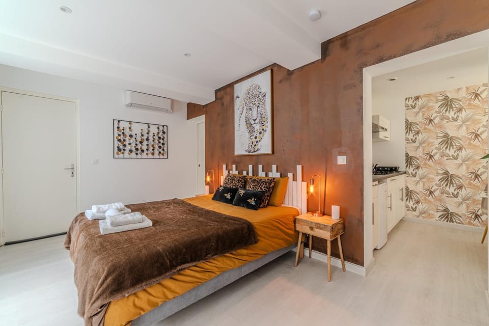 Photo of the whole room, Bedroom