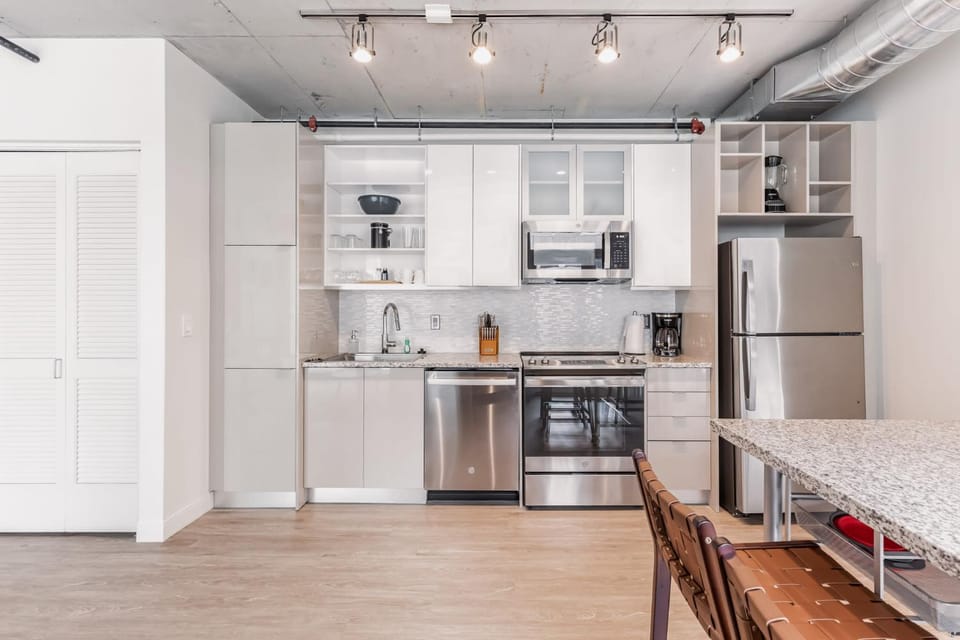 DT Delight Downtown Living Two-Bedroom Endless Access Apartment in Cleveland Heights