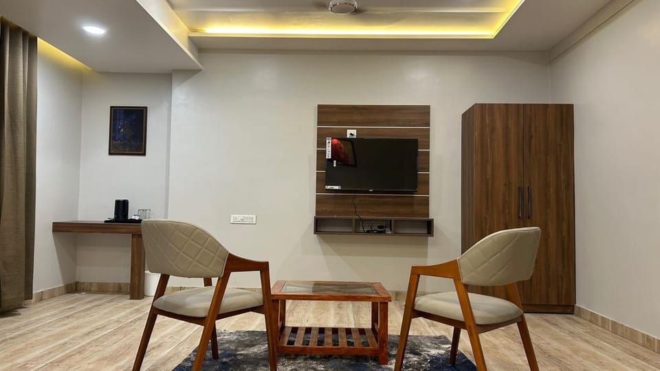 TV and multimedia, Seating area, hair dresser, wardrobe