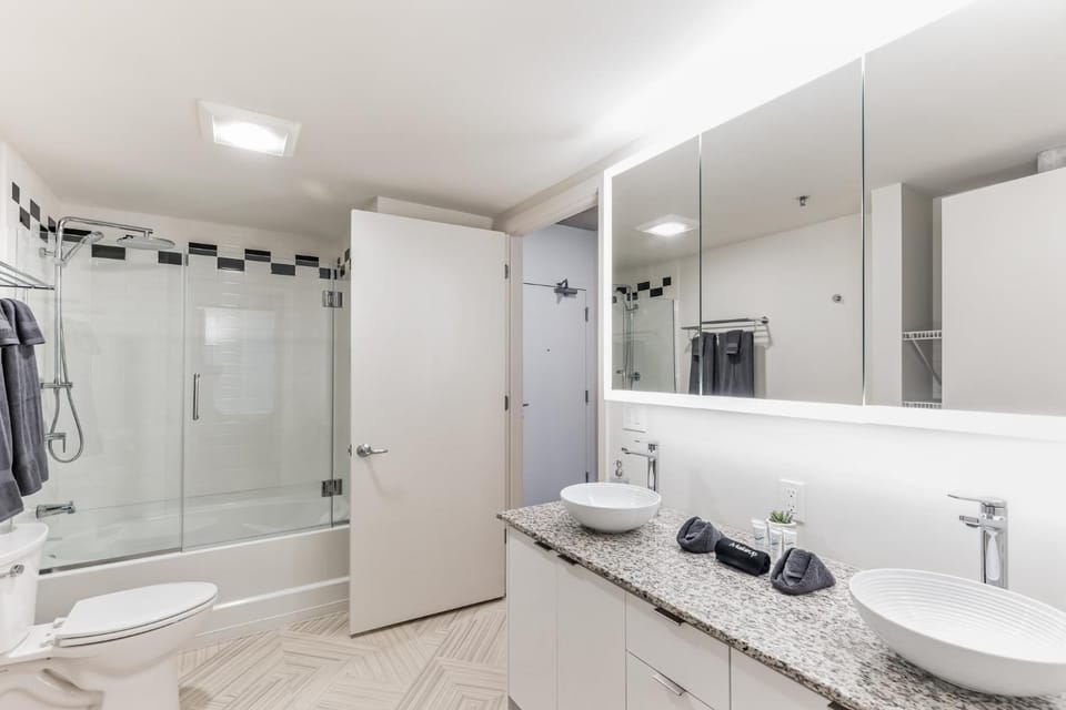 DT Delight Downtown Living 2bd2ba Endless Access Apartment in Cleveland Heights