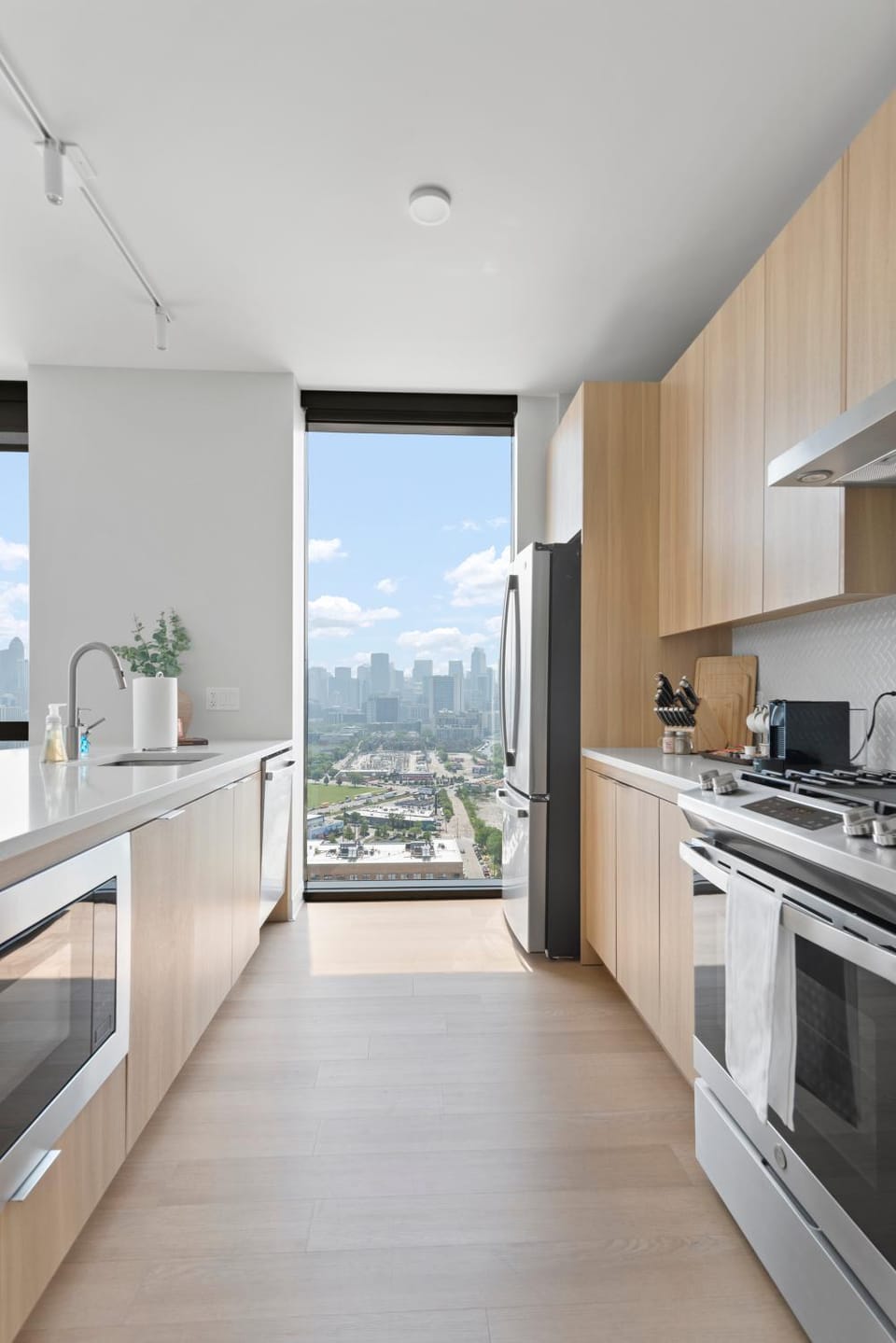 Kitchen or kitchenette, dishwasher, stove
