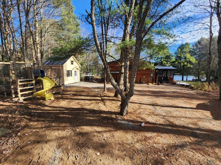 Red Cedar Chalet on Brady Lake Chalet in Algonquin Highlands