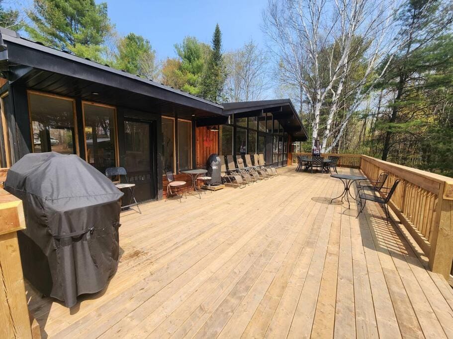 Red Cedar Chalet on Brady Lake Chalet in Algonquin Highlands