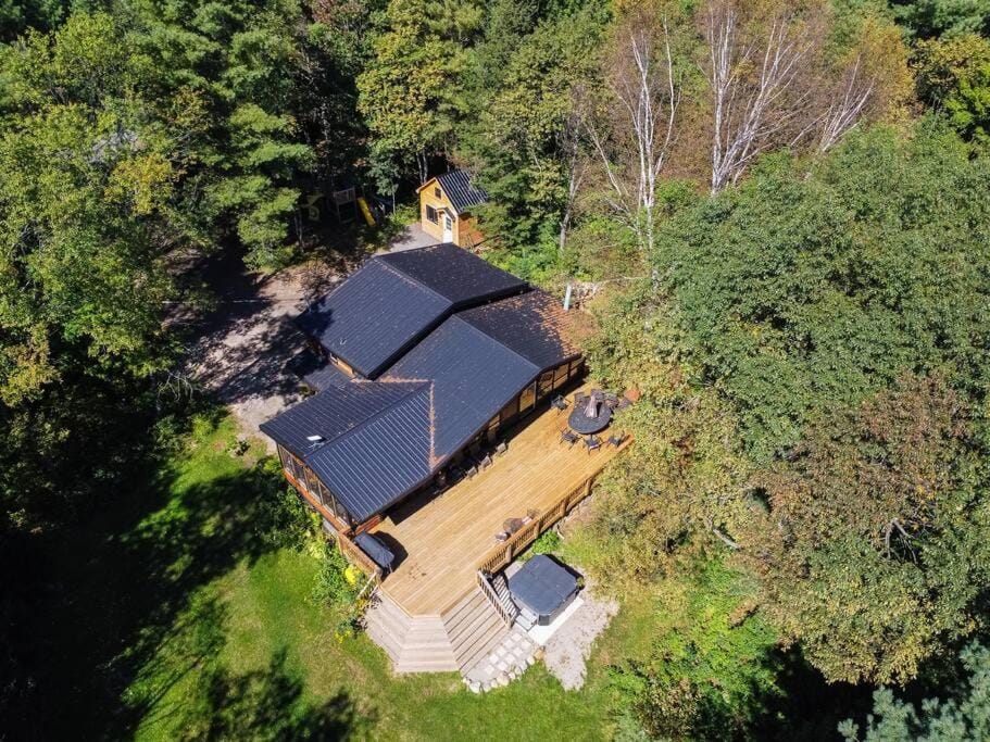Red Cedar Chalet on Brady Lake Chalet in Algonquin Highlands