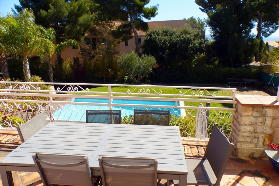 House with pool in Bandol House in French Riviera