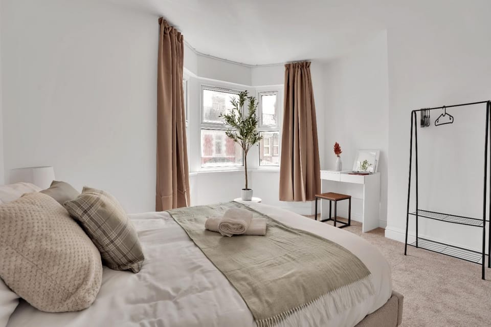 Bed, Photo of the whole room, Bedroom, wardrobe