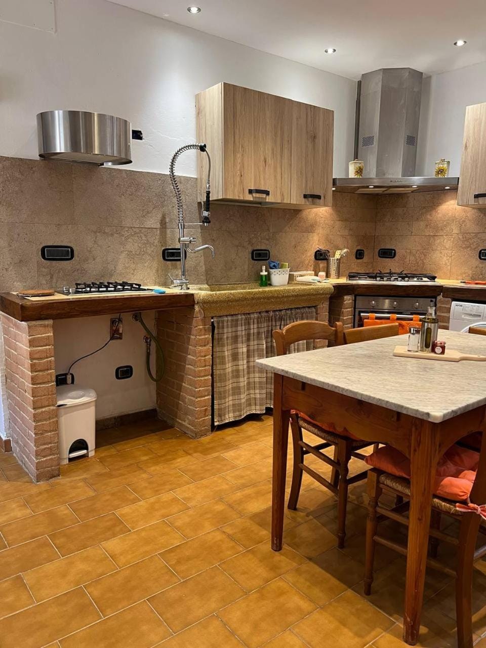 Dining area, kitchen