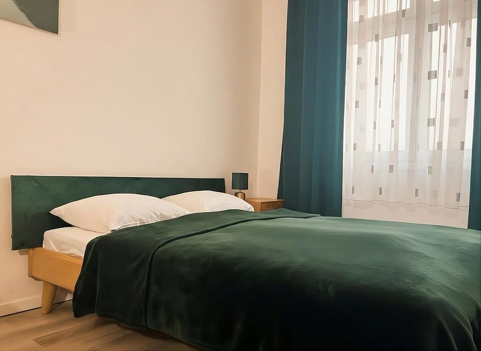 Bed, Seating area