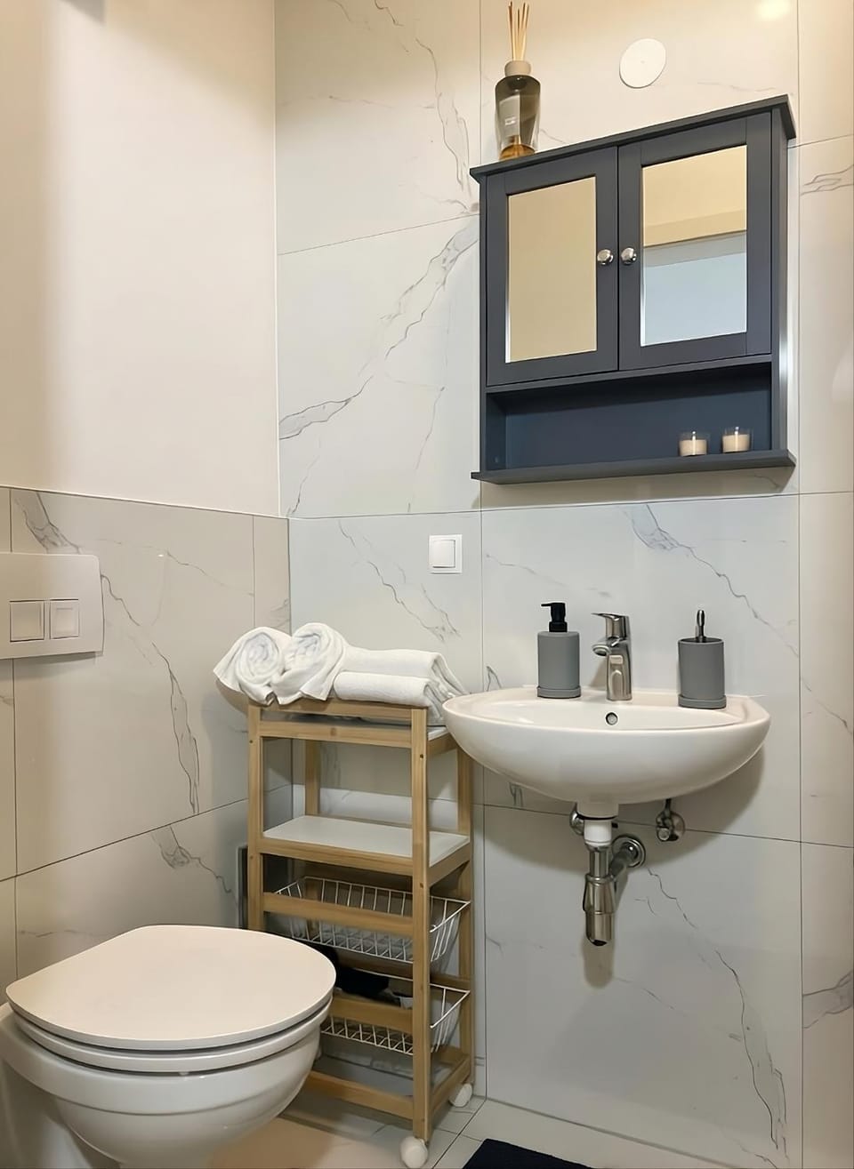 Toilet, towels, towels