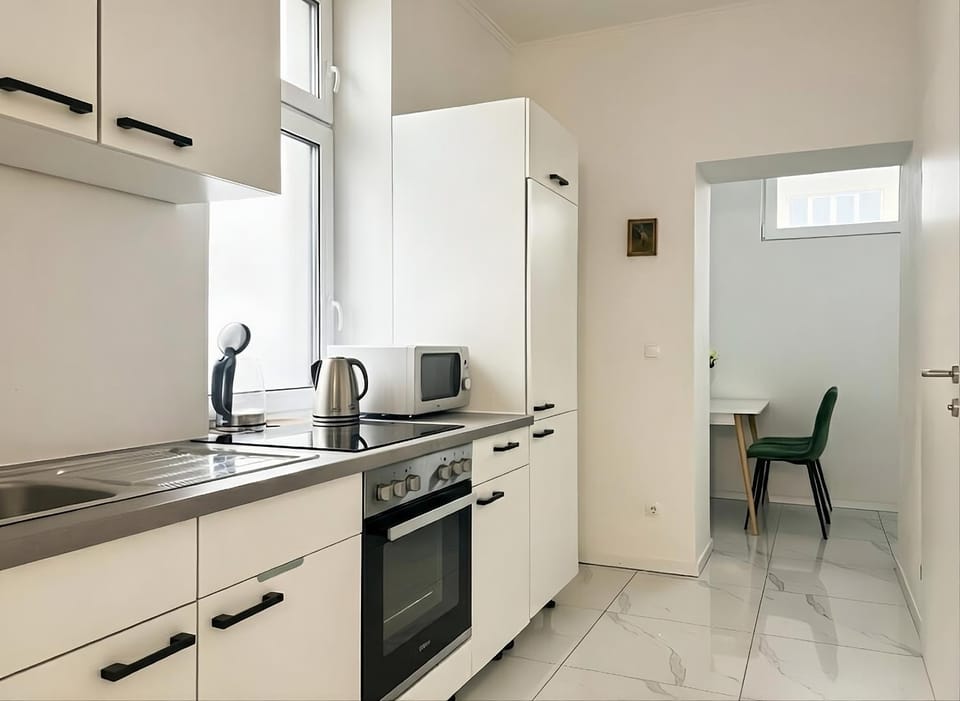Coffee/tea facilities, microwave, kitchen, kitchen